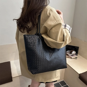 Black woven tote bag with Intrecciato texture, perfect for daily commuting and large capacity