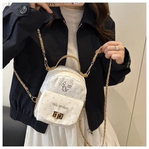 Vue détaillée du sac en toile crème à pois avec imprimé chat et chaîne dorée