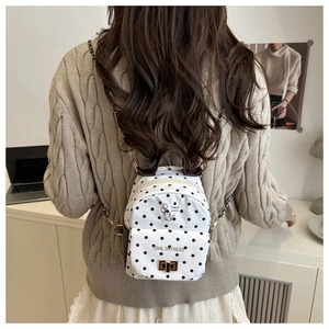 Mini sac à dos à pois avec imprimé chat et bandoulière en chaîne porté par un mannequin
