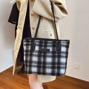 Classic black and white plaid tote bag in wool fabric with slim leather straps
