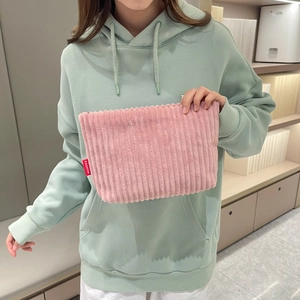 Sac à main en velours côtelé rose avec étiquette Fashion tenu par un mannequin élégant