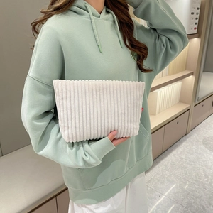 Pochette spacieuse en velours côtelé blanc avec détail d'étiquette latérale sobre