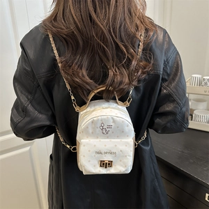 Mini sac à dos à pois avec illustration de chat porté par un mannequin en cuir noir