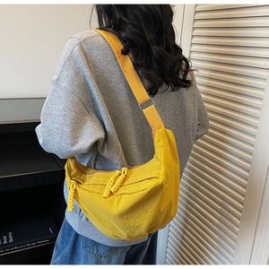 Détail du sac bandoulière croissant jaune vif avec double fermeture et tirettes tissées