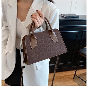 Détail d'un sac cabas vintage léopard avec texture mate et doubles poignées