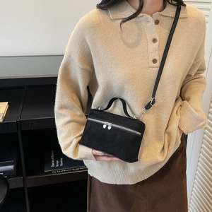 Sac boîte minimaliste en daim noir pour femme avec fermetures cœur en scène de vie