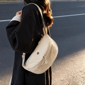 Sac bandoulière léger en nylon beige en forme de croissant avec bandoulière réglable