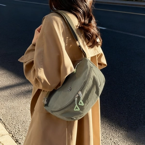 Sac bandoulière demi-lune en nylon vert olive avec logo et détails zippés