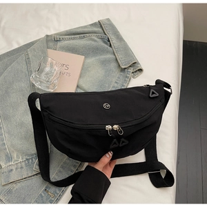 Détail du sac croissant noir imperméable avec double fermeture éclair et logo métal