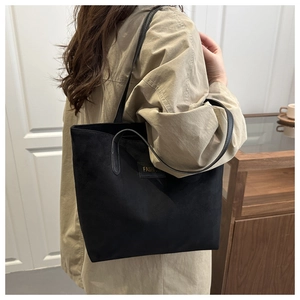 Seitenansicht schwarze matte Tragetasche mit Schultergurt und FASHION-Aufnäher