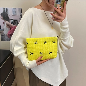 Pochette de maquillage matelassée jaune en velours avec broderies de nœuds papillons noirs