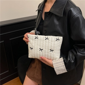 Pochette matelassée blanche élégante avec broderies papillons noirs et grande capacité