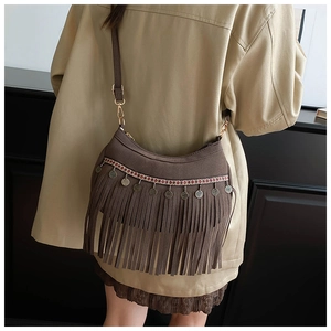 Detail der Vintage-Umhängetasche aus Wildleder mit Stickerei und langen Fransen