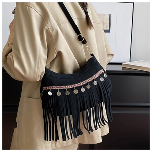 Detail der schwarzen Boho-Fransentasche mit ethnischer Stickerei und Silbermünzen