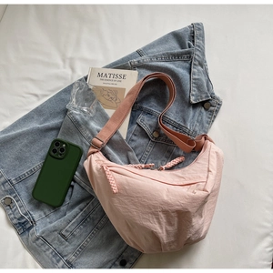 Sac bandoulière en nylon rose en forme de croissant avec texture et sangle large