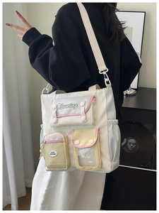 Détail du sac à bandoulière macaron avec plusieurs poches roses et bleues pour filles