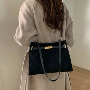 Sac à bandoulière chic en daim noir avec fermoir rotatif doré pour l'hiver