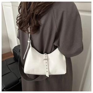 Borsa hobo minimalista in pelle bianca con fibbia e occhielli d'argento per modelli