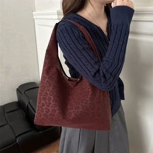 Fashionable burgundy leopard print tote bag with a spacious minimalist design for women
