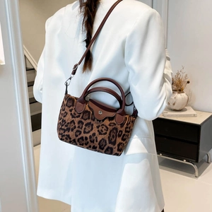 Schicke Nylon-Tasche mit Leopardenmuster, Ledergriffen und Umhängeriemen an Model