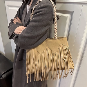 Grande borsa tote intrecciata con frange e manico intrecciato in finitura terra marrone