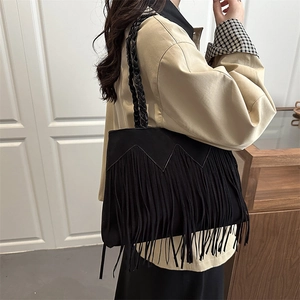 Borsa tote vintage nera opaca con frange e tracolla intrecciata per donna elegante