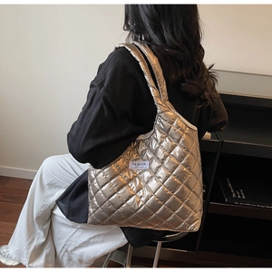 Nahaufnahme der gesteppten Tote-Bag mit Metallic-Stoff und Fashion Instinct Patch