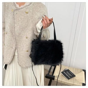Dettaglio borsa in pelliccia sintetica nera con elegante manico per la moda invernale
