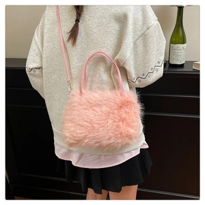 Modella con borsa a tracolla in pelliccia sintetica rosa e morbida trama in peluche
