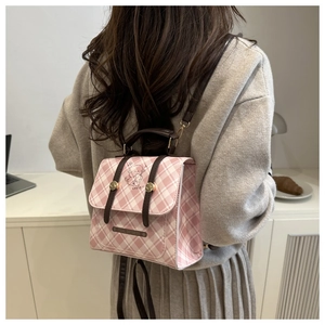 Sac à dos à carreaux roses avec illustration d'ours et détails de sangles en cuir
