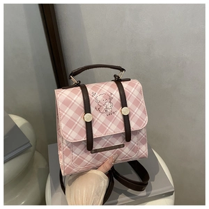 Détail du sac à carreaux rose avec chiot dessin animé et plaque de marque Tidal Dryness