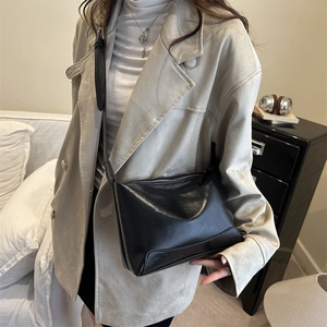 Retro black faux leather large tote bag for women with silver zipper and adjustable strap