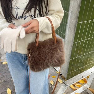 Borsa a tracolla in finta pelliccia marrone con trama morbida e cinturino sottile autunnale