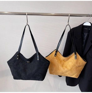Détails des sacs cabas matelassés en daim noir et jaune avec fermoir doré tournant