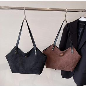 Sacs cabas matelassés en suédine noire et marron avec fermoir tournant en métal doré