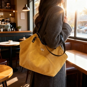 Retro yellow tote bag with quilted diamond pattern and silver clasp for daily commuting