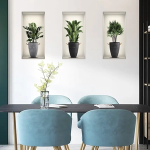 Dettaglio di adesivi murali 3D con piante tropicali e foglie di monstera in sala da pranzo