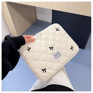 Funda para portátil de cuero sintético crema con lazos negros para MacBook