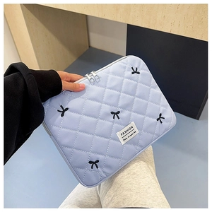 Funda acolchada para portátil en azul claro con bordado de lazos para Macbook Pro