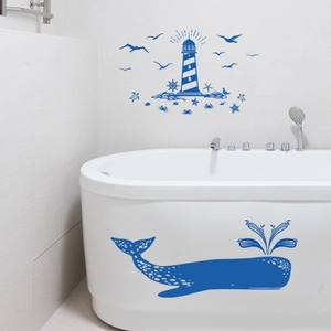 Detailansicht der nautischen Wandaufkleber mit Wal und Leuchtturm im Badezimmer
