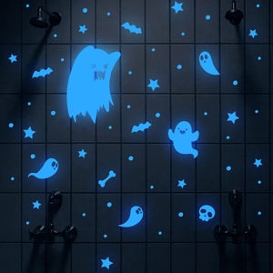 Lichtgevende Halloween muurstickers met blauwe spoken, vleermuizen en sterren decoratie