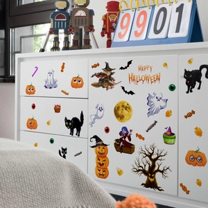 Λεπτομέρεια από αυτοκόλλητα Halloween με φαντάσματα και κολοκύθες σε λευκό έπιπλο