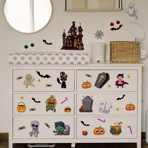 Αυτοκόλλητα τοίχου Halloween με κολοκύθες και φαντάσματα σε λευκή συρταριέρα και τοίχο