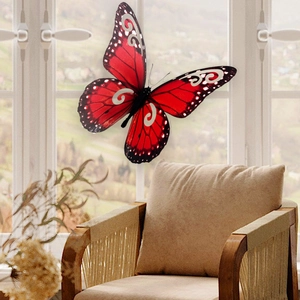 Detalle del adhesivo de pared mariposa 3D roja con bordes negros para decoración del hogar