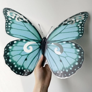 Detalle de mariposa 3D de 40 cm azul con patrones de espejo plateados y vetas negras