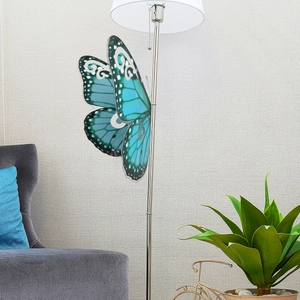 Detalle de mariposa 3D azul con patrones negros decorando una lámpara de salón