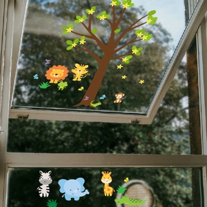 Dettaglio di adesivi per finestre con animali cartone animato e un albero in fiore