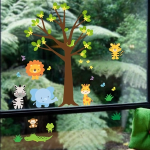 Dettaglio di adesivi colorati con animali della foresta e albero su una finestra