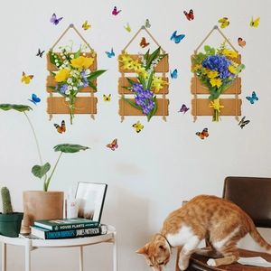 Blumen- und Schmetterlingswandtattoo an einer weißen Wand in gemütlicher Umgebung