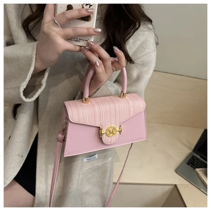 Detail der rosa Tweed-Patchwork-Handtasche mit goldener M-Logo-Schnalle und Ledergriff
